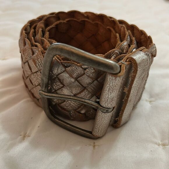 Fossil, metallic, weave leather belt with silver metallic sheen. - Picture 8 of 9